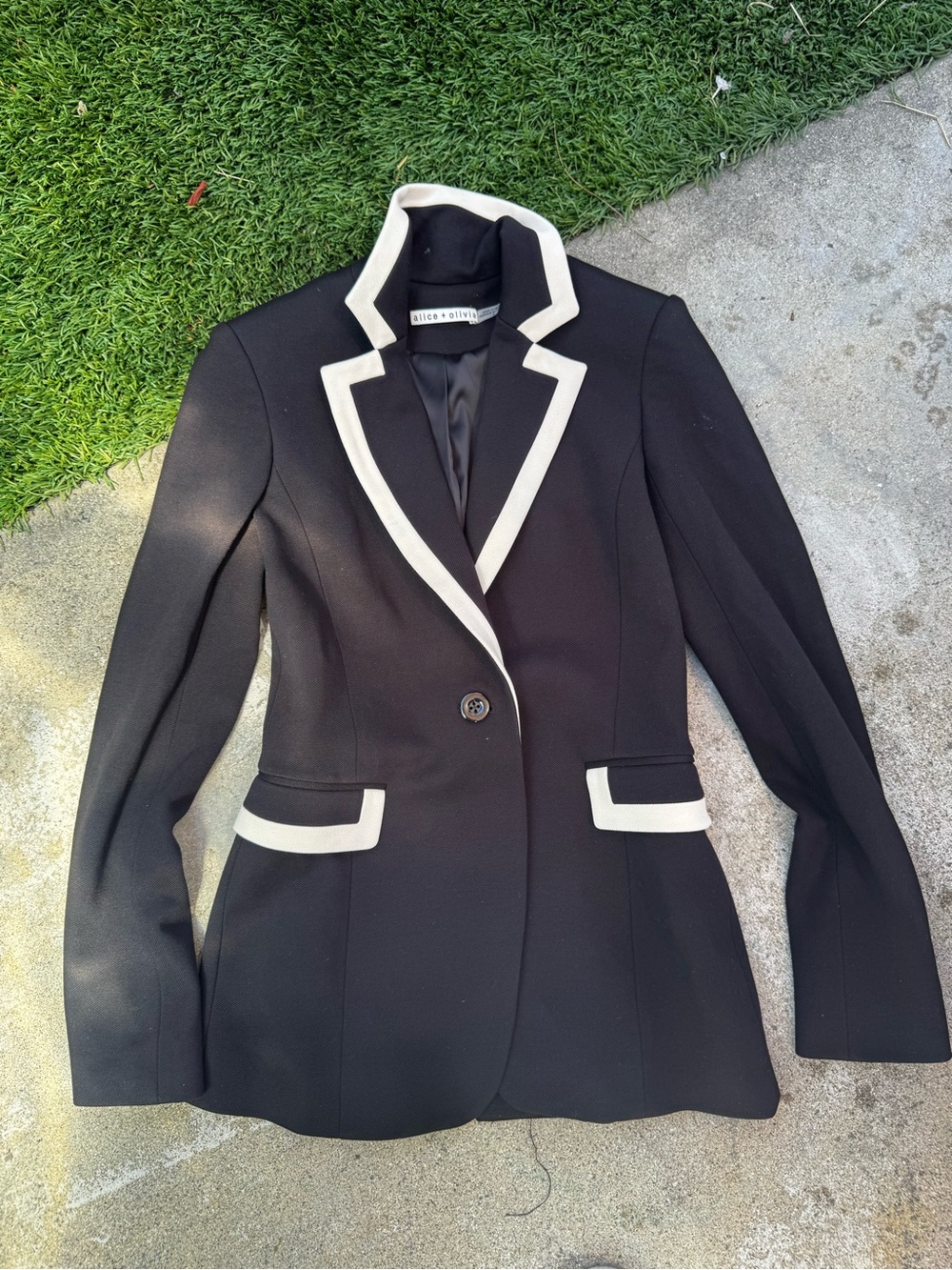 Alice + Olivia black and white blazer size 0
